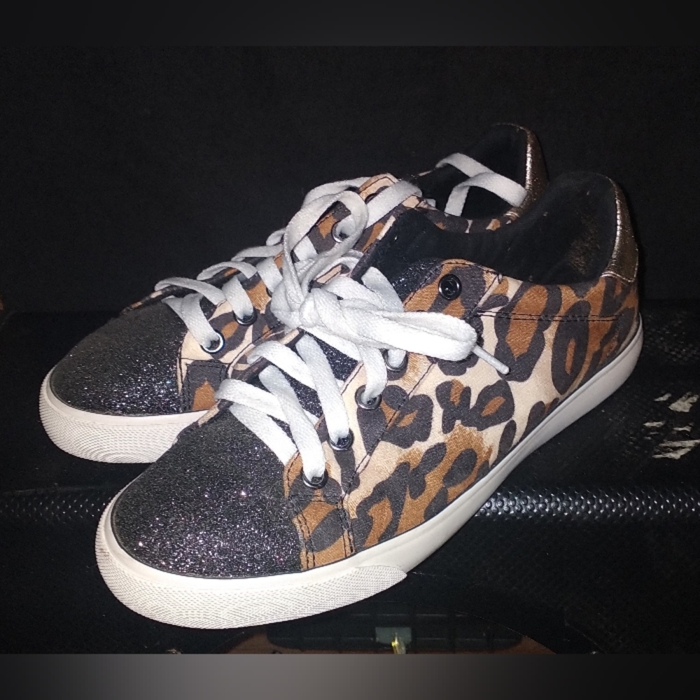 Cute guess shoes sz 6.5